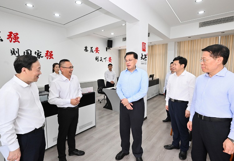 5月7日上午，市委書記袁家軍在璧山大興鎮(zhèn)調(diào)研推進(jìn)新型城鎮(zhèn)化等工作。記者 蘇思 攝/視覺重慶