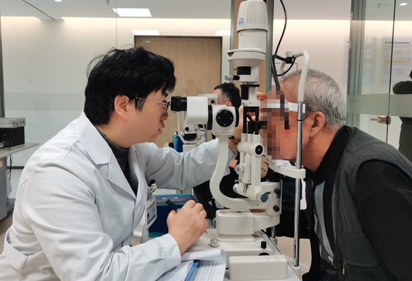 張曉城為患者檢查術(shù)后視力情況。重慶南坪愛爾眼科醫(yī)院供圖