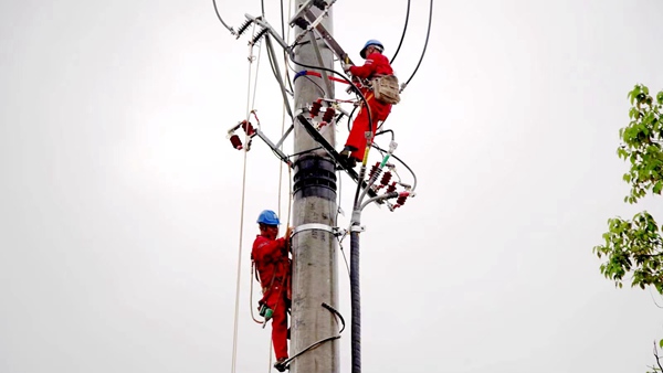 電力員工全力完成外部電源配套項(xiàng)目、客戶(hù)側(cè)電氣設(shè)備新裝工作。國(guó)網(wǎng)重慶永川供電公司供圖