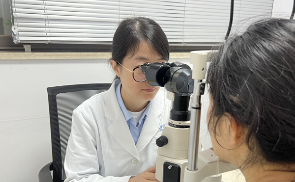 醫(yī)生為患者檢查眼部情況。重慶普瑞眼科醫(yī)院供圖