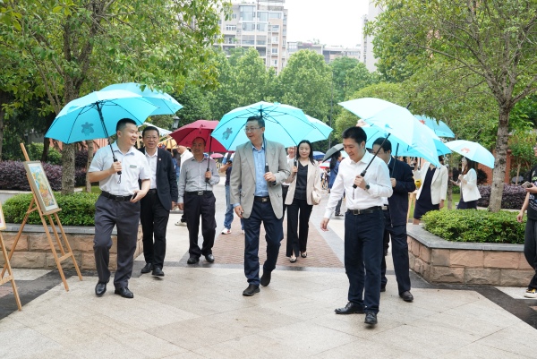 周忠和參觀重師附小成果展。重慶師范大學供圖