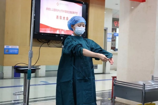 內(nèi)鏡室展示“穿脫隔離衣”。重慶東大肛腸醫(yī)院供圖