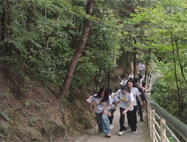 登山活動(dòng)。重慶小米熊兒童醫(yī)院供圖