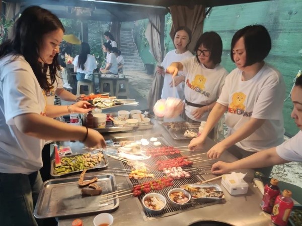 護(hù)士們共同制作晚餐。重慶小米熊兒童醫(yī)院供圖