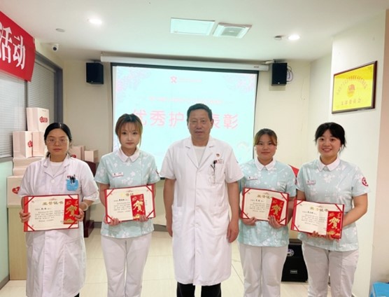教授黃顯凱為優(yōu)秀護(hù)士頒獎(jiǎng)。重慶圣佑肛腸醫(yī)院供圖