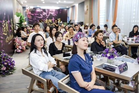 會議現(xiàn)場。重慶星榮整形外科醫(yī)院供圖