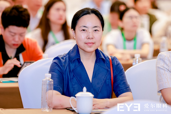 張奕霞參會(huì)現(xiàn)場(chǎng)。重慶南坪愛(ài)爾眼科醫(yī)院供圖