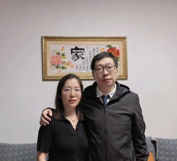 “醫(yī)生夫妻”李煒、周艷榮合影。受訪者供圖