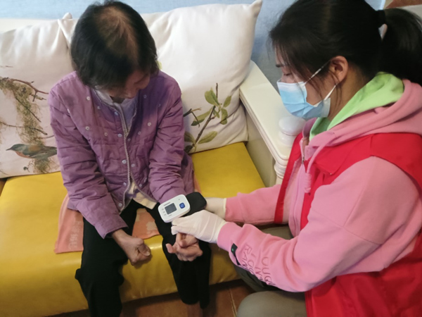 在璧山區(qū)，護理人員上門為中度失能人員開展上門護理。中國人壽壽險重慶市分公司供圖