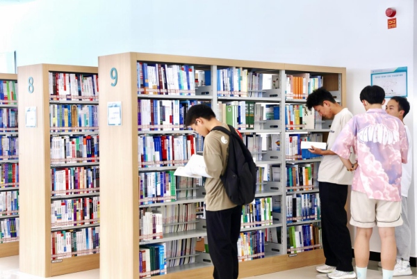 學(xué)生正在圖書館看書。重慶電力高等?？茖W(xué)校供圖