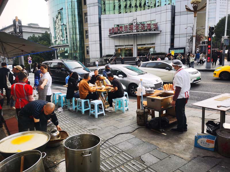 該路段商販占道經(jīng)營(yíng)，影響行人通行。網(wǎng)友供圖