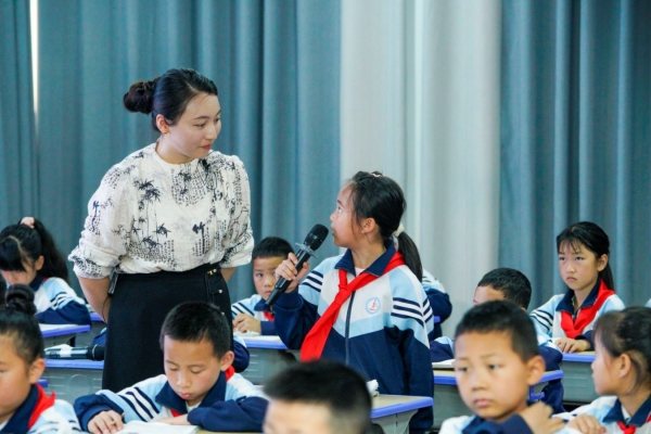 彭燕執(zhí)教《慢性子裁縫和急性子顧客》。重慶兩江新區(qū)金山學(xué)校供圖