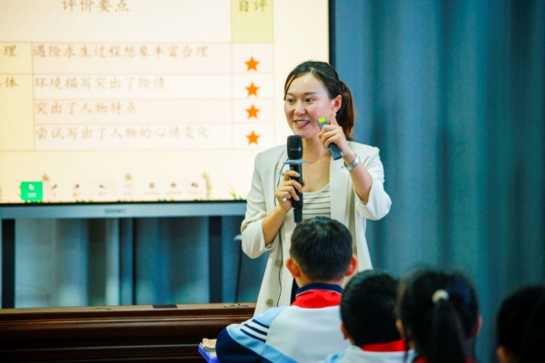 張小霞執(zhí)教《神奇的探險(xiǎn)之旅》。重慶兩江新區(qū)金山學(xué)校供圖
