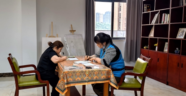 山之南養(yǎng)老服務院（渝馨家園），老人在大廳和活動室里看書、聊天。夏林攝