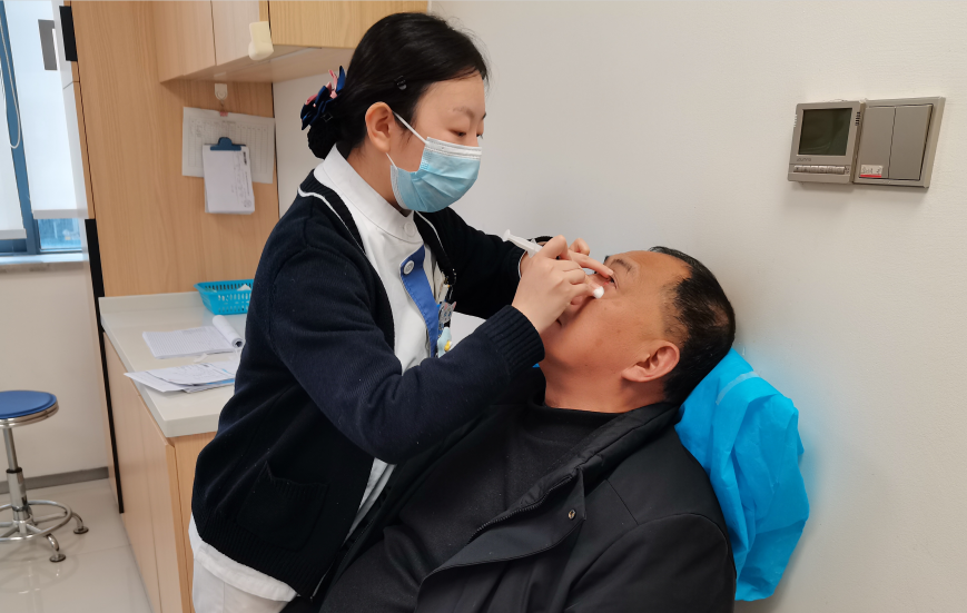 護士為患者進行淚道沖洗。重慶南坪愛爾眼科醫(yī)院供圖