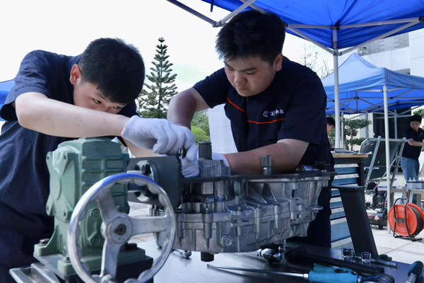 學(xué)生展示新能源汽車維護(hù)。戚馨月攝