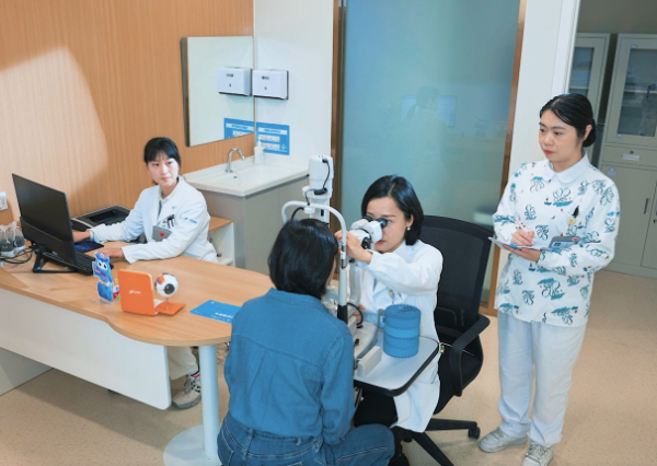 鄭霄坐診。華廈渝州眼科醫(yī)院供圖