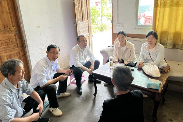 走進(jìn)農(nóng)戶家中調(diào)研。西南證券供圖