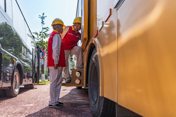 電力員工將移動電源車接入賽場。國網(wǎng)重慶永川供電公司供圖