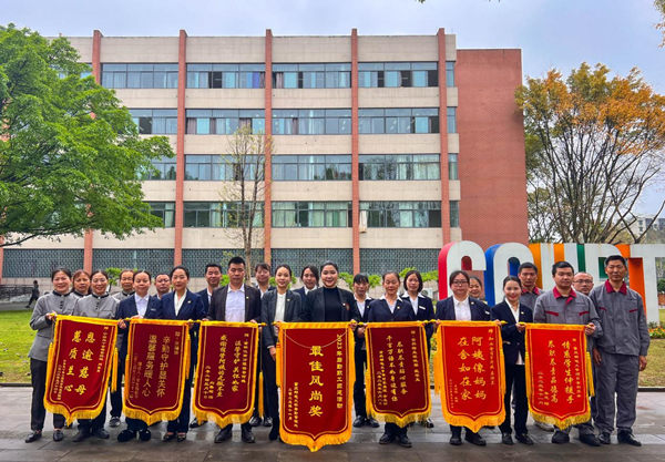 金科服務(wù)重慶郵電大學(xué)團(tuán)隊(duì)一年內(nèi)收獲7面錦旗、364封感謝信。金科服務(wù)供圖