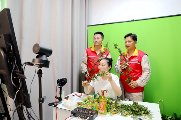 三教供電所員工在直播間展示青花椒、花椒油等農(nóng)產(chǎn)品。國網(wǎng)重慶永川供電公司供圖