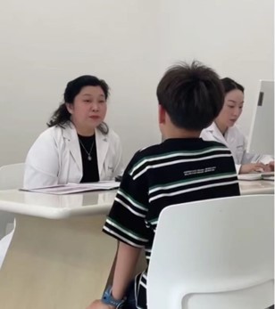 陳紅正在診治受心理疾病困擾的家庭。重慶優(yōu)眠醫(yī)學(xué)中心供圖