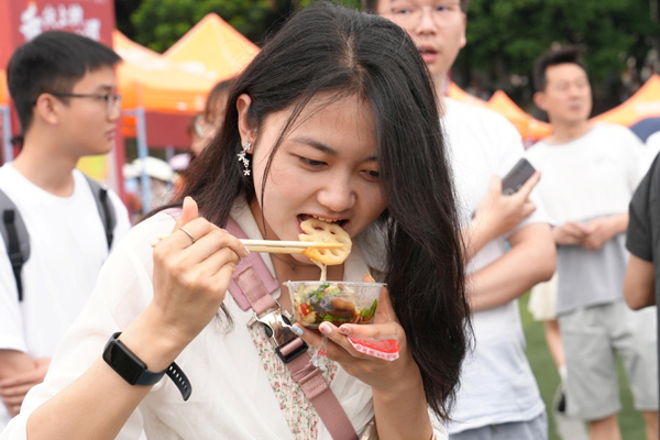 學(xué)生現(xiàn)場(chǎng)品嘗美食。秦廷富攝