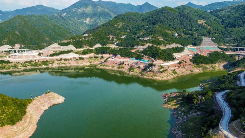 云陽恐龍地質(zhì)公園內(nèi)部道路開始瀝青攤鋪。中交第四航務(wù)工程局有限公司供圖