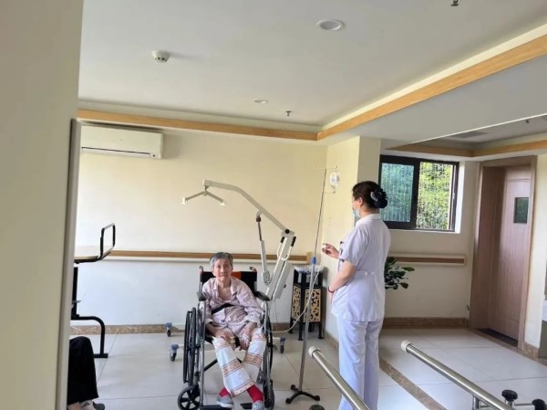 健康咨詢現(xiàn)場。重慶道格骨科醫(yī)院供圖