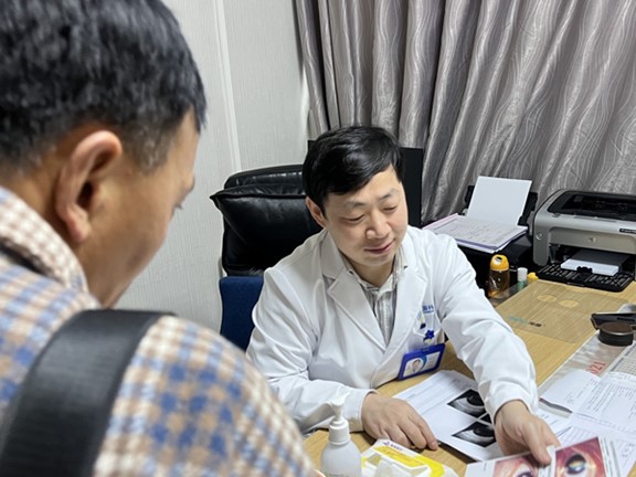 侯乒為患者看診。重慶普瑞眼科醫(yī)院供圖