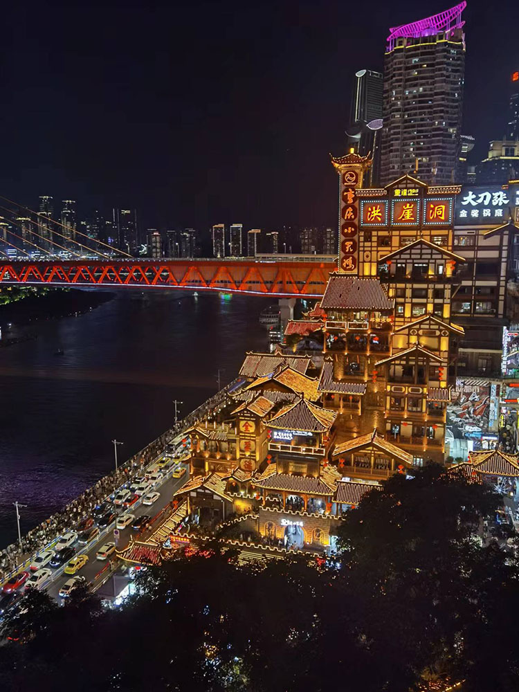 重慶洪崖洞夜景。人民網  吳成良攝