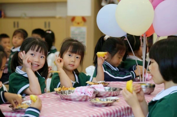學校為小朋友準備了美食自助餐。北碚區(qū)椿山幼兒園供圖