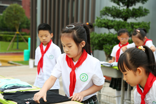 疊衣服。橡樹灣小學(xué)供圖