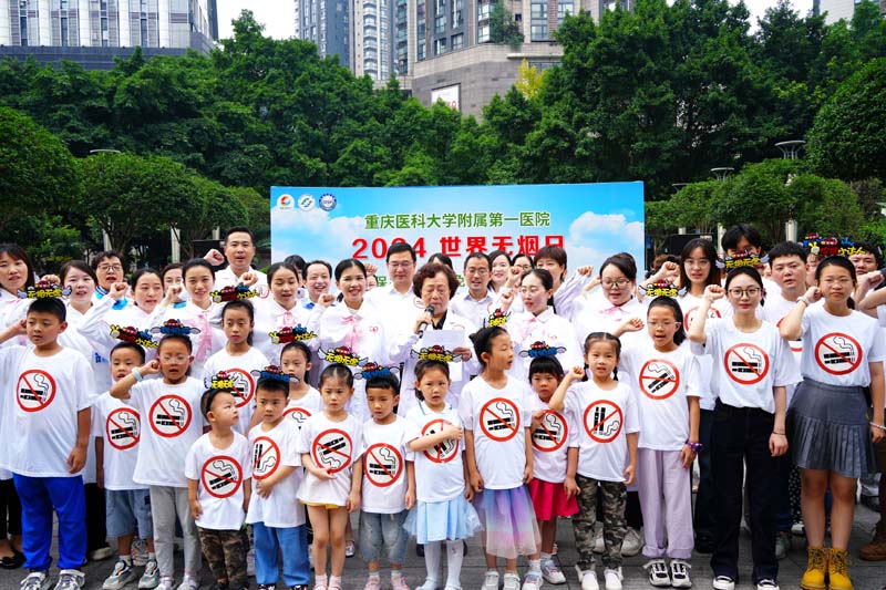 在該院呼吸科吳亞梅教授帶領(lǐng)下，孩子們宣讀控?zé)熓脑~。實習(xí)生趙鑫攝