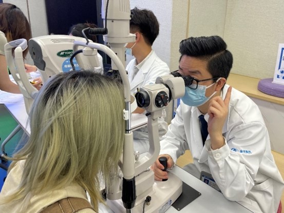 醫(yī)生為職員進行眼健康檢查。華廈渝州眼科醫(yī)院供圖