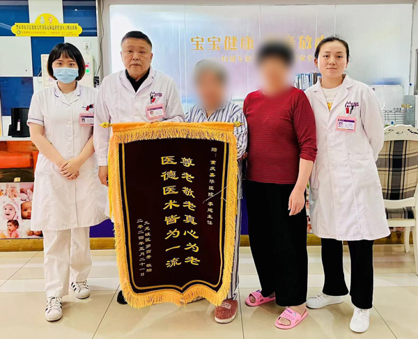 患者一家為李建及醫(yī)護(hù)團(tuán)隊送上錦旗。重慶嘉華醫(yī)院供圖
