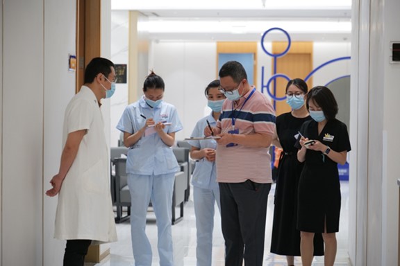 審核現(xiàn)場。重慶當代整形外科醫(yī)院供圖