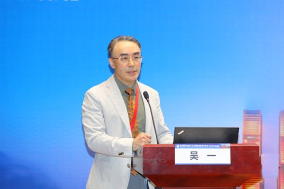 吳一進(jìn)行專題分享。重慶銅雀臺整形外科醫(yī)院供圖