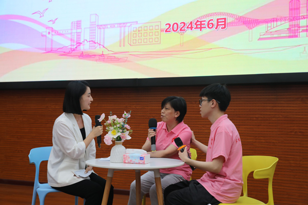 家長(zhǎng)微訪談。重慶工程學(xué)院供圖