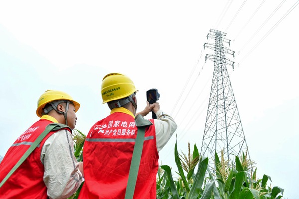 國網(wǎng)重慶江津供電公司輸電運檢中心黨員服務(wù)隊對高考保電線路進行特巡。王化全攝