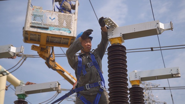 變電站刀閘新裝。國網(wǎng)重慶永川供電公司供圖