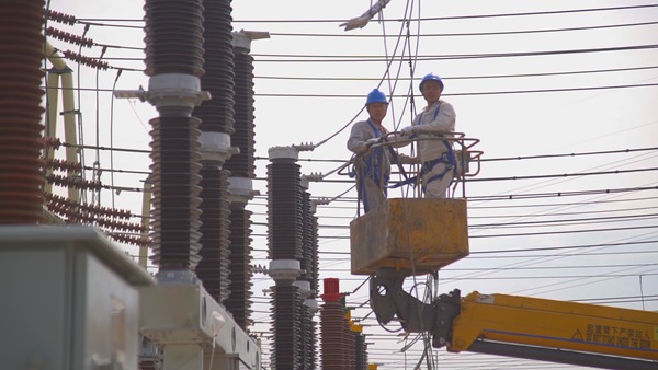 變電站引流線安裝。國網(wǎng)重慶永川供電公司供圖