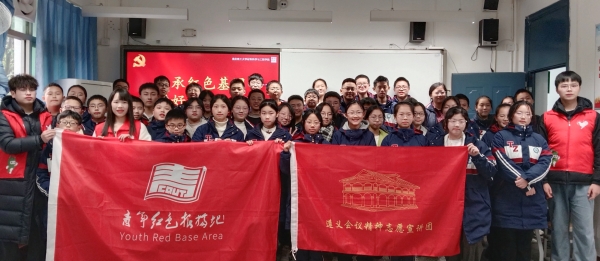 “青年紅色根據(jù)地”宣講團實踐合影。重慶理工大學(xué)供圖