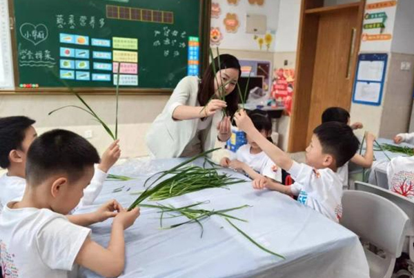 在課堂中學(xué)習(xí)擇菜。星湖學(xué)校供圖