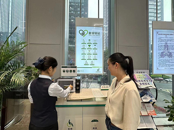 利用網(wǎng)點(diǎn)微波爐為送考家長(zhǎng)熱飯。郵儲(chǔ)銀行重慶分行供圖