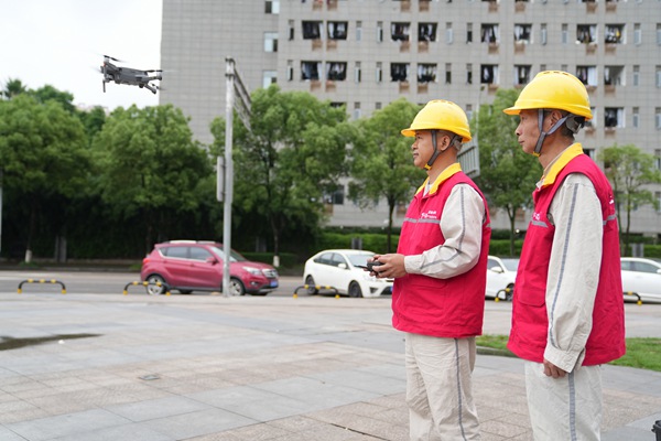 電力員工利用無人機巡檢保電線路。國網重慶永川供電公司供圖