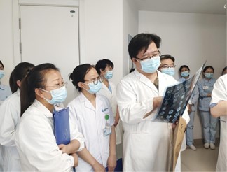 李明棟帶領(lǐng)醫(yī)生團(tuán)隊(duì)進(jìn)行查房。重慶仁品耳鼻喉醫(yī)院供圖