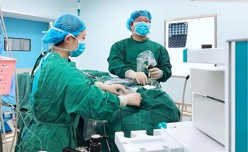 李明棟為患者進(jìn)行手術(shù)。重慶仁品耳鼻喉醫(yī)院供圖