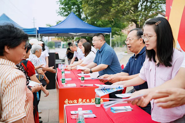 為群眾發(fā)放宣傳折頁，普及金融知識。重慶農(nóng)商行供圖
