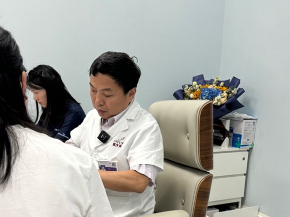 刁慶春看診中。重慶美萊整形美容醫(yī)院供圖